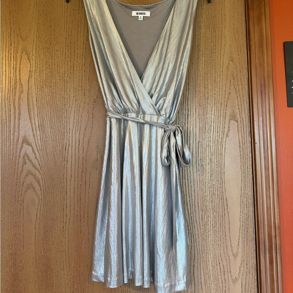 BB Dakota Size 8 Shiny Metallic Silver Faux Wrap Cocktail Mini Dress
